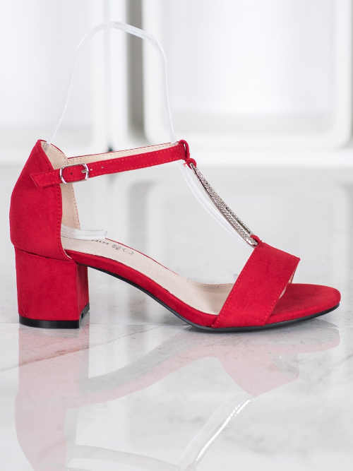 červené sandály se stříbrnou ozdobou