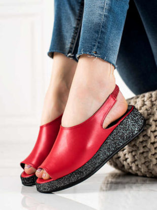 Červené sandálky na brokátové platformě