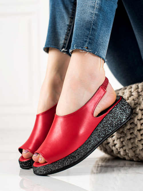 Červené sandálky na brokátové platformě