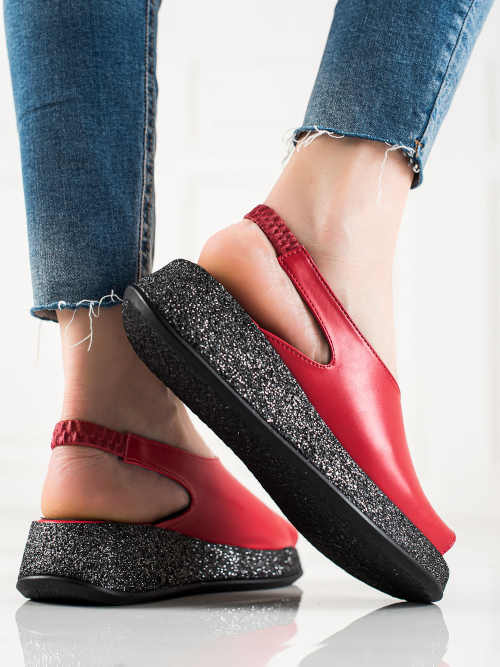 červené sandály s pružným páskem